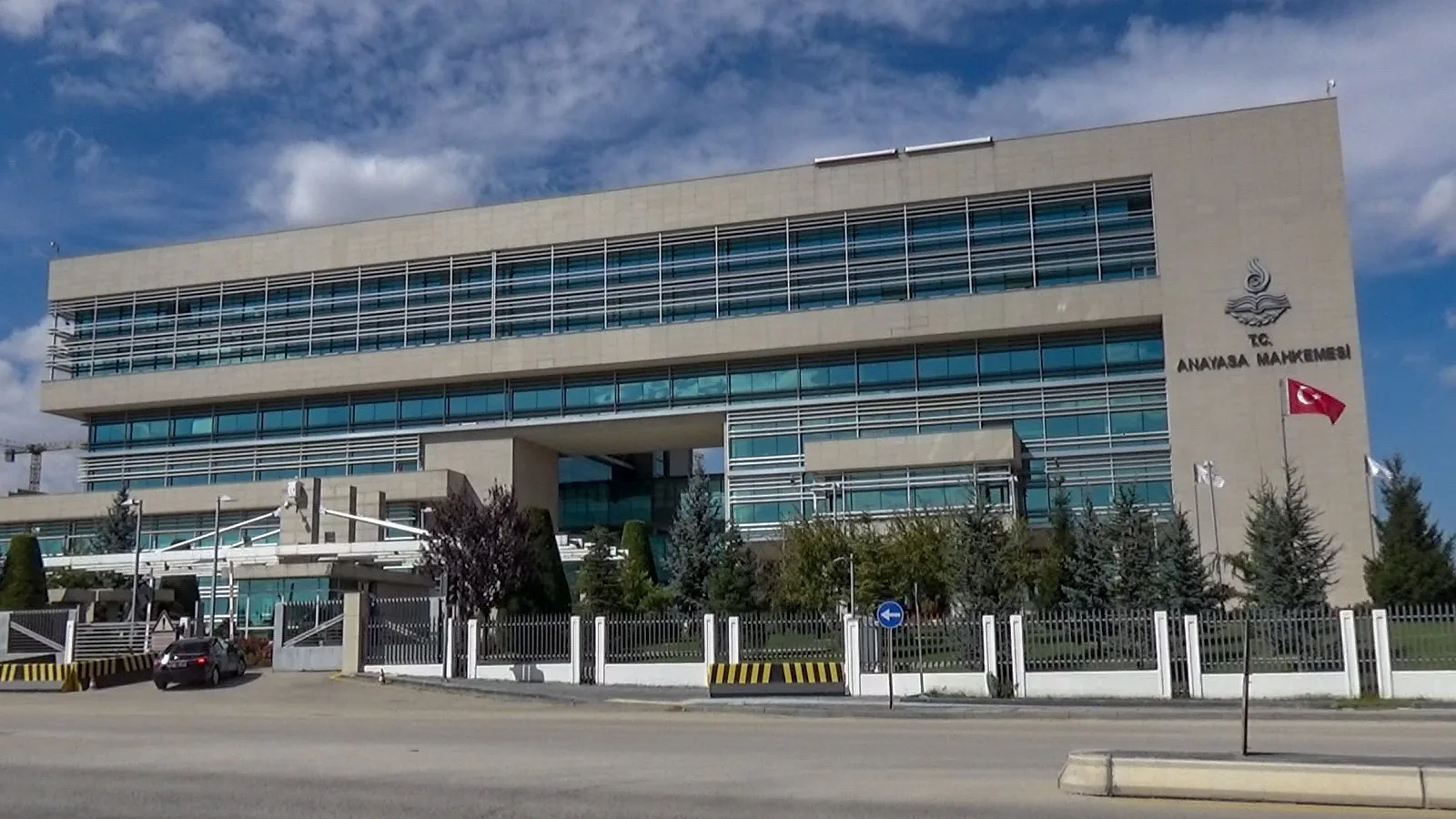 Kamu Görevlisinin Sosyal Medya Paylaşımı Nedeniyle Disiplin Cezası: İfade Özgürlüğü, İptal Davası ve Ölçülülük Denetimi